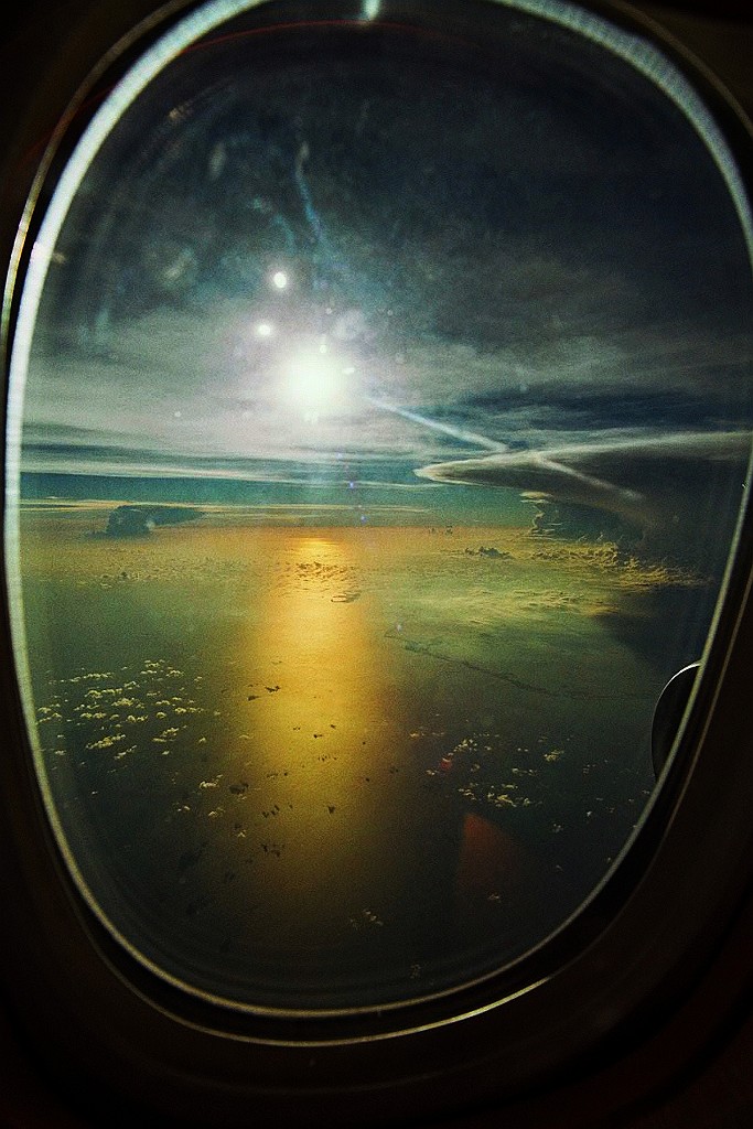 Aufnahme aus dem Flugzeugfenster, mit diesem im Vordergrund.jpg